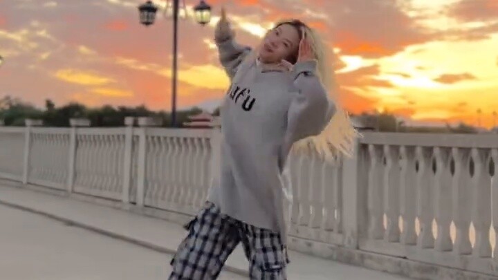 【Abibi】After get off work, I passed by such a beautiful scenery and couldn't help but dance a little