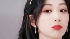 Yang Zi เป็นนักแสดงอันดับ 1 ในรายงานการแสดงประจำเดือนเมษายนของ Weibo เธอเป็นราชินีอันดับ 1 ที่ไม่มีข