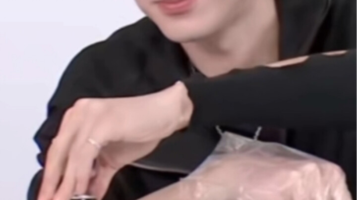 Adakah yang belum pernah melihat Wang Hedi membuka kaleng dengan satu tangan?
