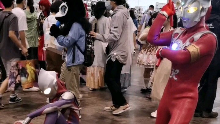 Ultraman Leo at the comic exhibition