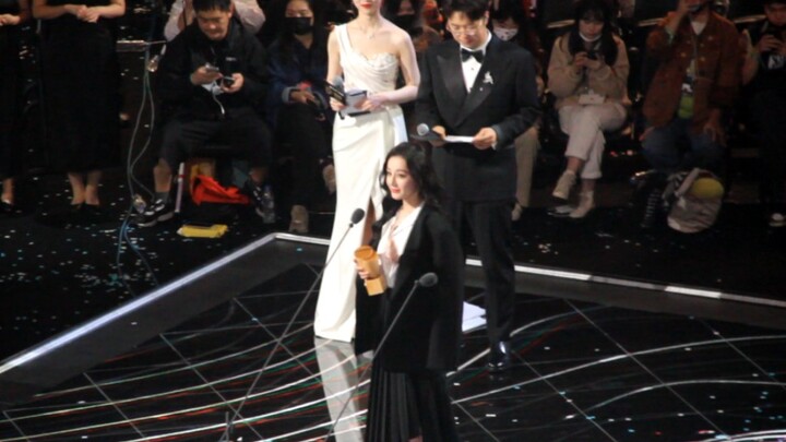 Dilraba's live scream at the 2023 Macau Star Awards Most Commercially Valuable Artist of the Year