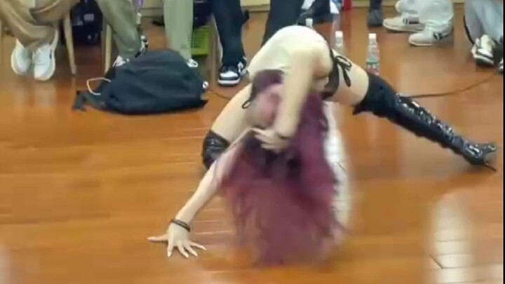 完全看不出来刚扭伤脚！！！爵士dancer的个人showfreestyle，相当炸裂