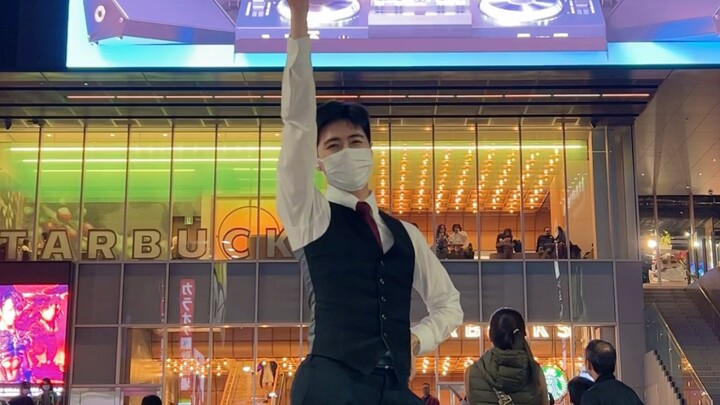 ชายในชุดสูทเต้นรำกับเพลงใหม่ I AM ของ Kabukicho Tower IVE