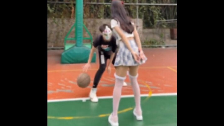 [Hài hước] Cùng tập bóng rổ kiểu này kỳ ghê???