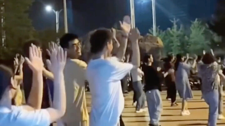 เมื่อ 00 เริ่มครอบครองการเต้นรำแบบสแควร์