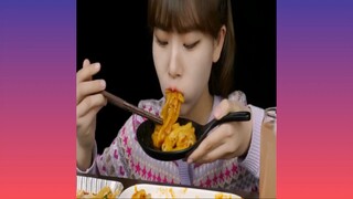 Mukbang mì kim chi