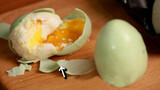 Make the dessert into the shape of salted duck eggs