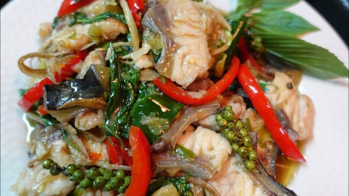 ผัดฉ่า ปลาบึก Stir Fried Catfish with Herbs (Pad Cha Fish) วิธีผัดให้อร่อยเหมือนร้านอาหาร