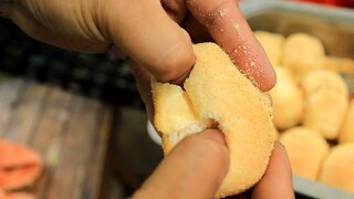 This soft and tasty bread is still hot, it's perfect to serve it with a hot chocolate in the morning