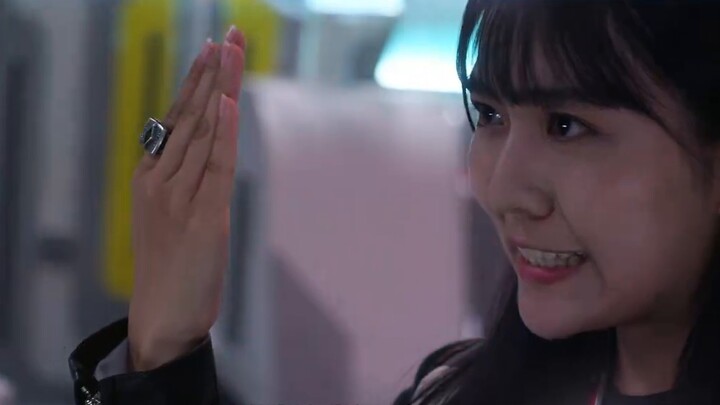 “อีกฝ่ายปฏิเสธสไมลีและยัดอารมณ์มากมายเข้าไป”