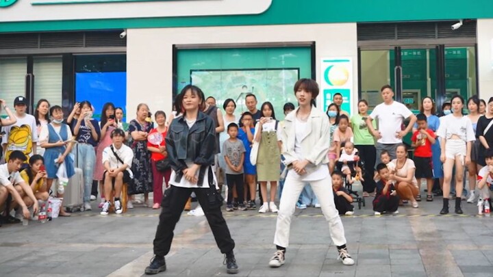 普通大学生一口气跳完7首BTS经典曲目