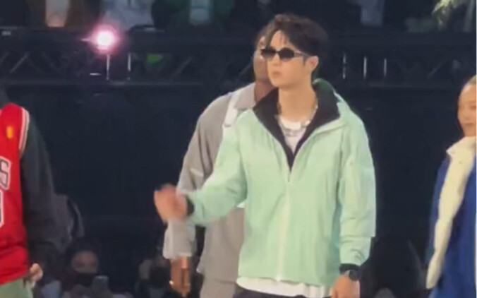 This is Street Dance 5 Wang Yibo captain opening dance live shot