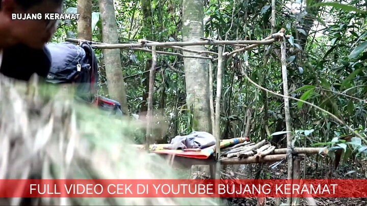 Solo Camping Dihutan - Membuat Shelter Dari Lalang