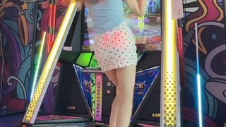 Nếu bạn nhìn thấy một cô gái trẻ đang nhảy múa trong trung tâm mua sắm, hãy ngồi xuống và xem ~~~