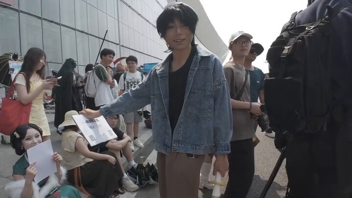 นักคอสเพลย์สามารถทำเงินได้เท่าไรต่อวันจากการขายลูกเบสบอลในงานประชุมการ์ตูน?