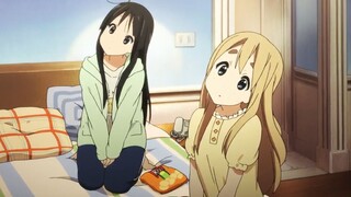 What a treasure the K-ON! movie is. Can you resist this kind of head-tilting killing?