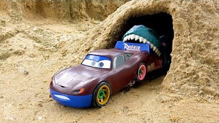 Mobil itu digigit monster di dalam gua, dan kendaraan rekayasa datang untuk memperbaikinya