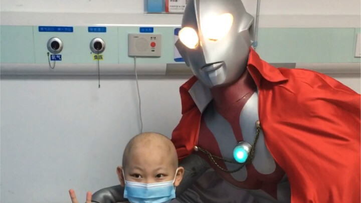 Ultraman goes to the hospital to visit children with tumors and brings them hope and light! Teach ch