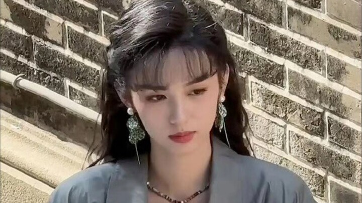 她这个复古造型好美啊！耳饰也好美啊！