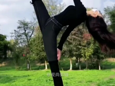 Bai Shanshan, kepala Evergrande Song and Dance Troupe, sekali lagi menantang tarian "split" paling m