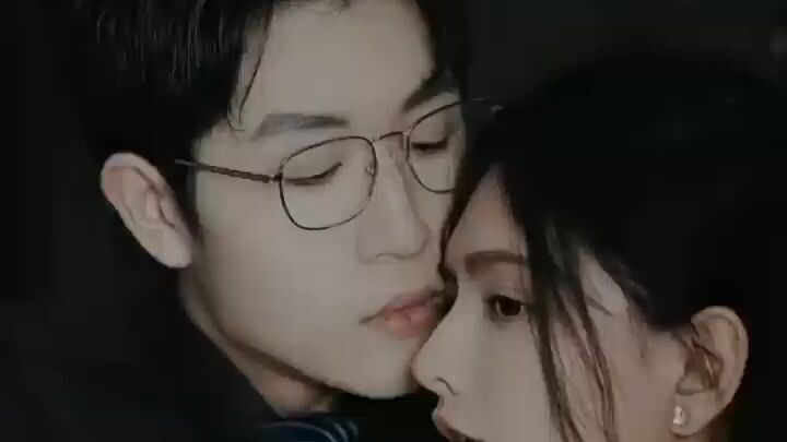 หลังจากค่ำคืนแห่งความรัก เธอก็หนีไปพร้อมกับลูกของเธอ เขาตามหาเธอมาสามปีแล้ว แต่ก