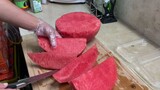 Mengupas semangka, dagingnya luar biasa