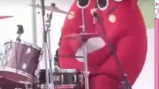 Một V người Nhật Bản hiểu biết nhiều về meme đã đọc "Khi một tay trống nhạc rock phải đệm đàn cho nh