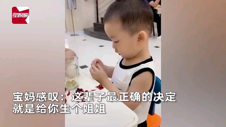 萌娃不吃药坐地大哭，看到姐姐瞬间抓起药瓶吃下，速度快如闪电