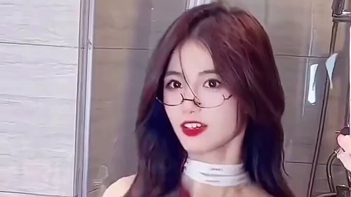 I had a nosebleed after watching this, and the beautiful girl danced passionately