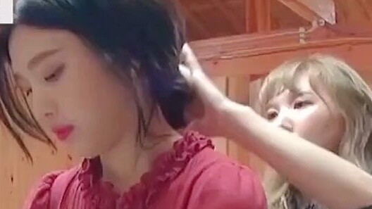 [Red Velvet] Một người giúp buộc tóc trong khi người còn lại chụp ảnh bên cạnh