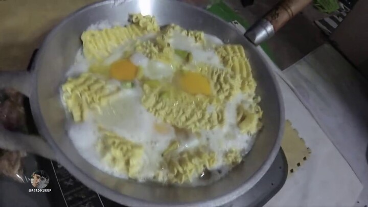 Mukbang Indomie goreng 6 bungkus dan 3 telur
