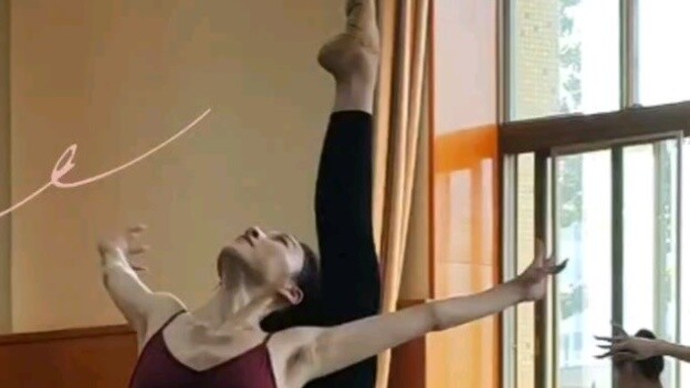 Kick your back legs, girls from Class 1, Grade 2020, Department of Classical Dance of Beijing Dance 
