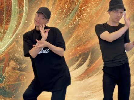 Dugu Yang (Wang Maolei) & Long Tai (Yin Xiaotian) brought everyone a hip-shaking dance show