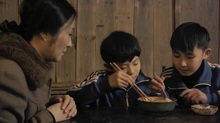ภาพยนตร์ในประเทศ: เนื่องจากมีแม่ลูกสามคน ชามซุปก๋วยเตี๋ยวราคาห้าหยวน และเจ้านายขายมันมาสิบห้าปี