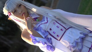 [Triển lãm truyện tranh Cos] Cô Emilia cosplay trong triển lãm truyện tranh thật dễ thương, quyến rũ