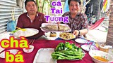 Mâm cơm và cá Tai Tượng chiên "chà bá" của Thánh Ăn Đầu Trọc lTâm Chè Vĩnh Long