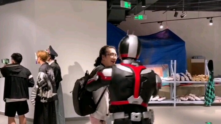 Apa yang akan terjadi jika Anda mencuri ponsel Kamen Rider Faiz di Comic-Con
