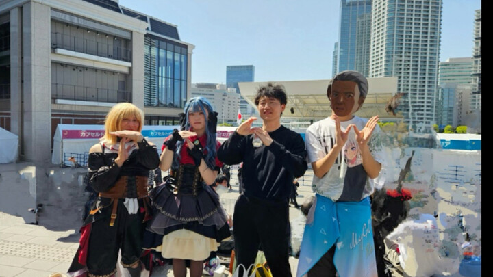 The god Japanese Bangu cosplays the Toyokawa family gathering outside the chicken and dog duel. Wow,