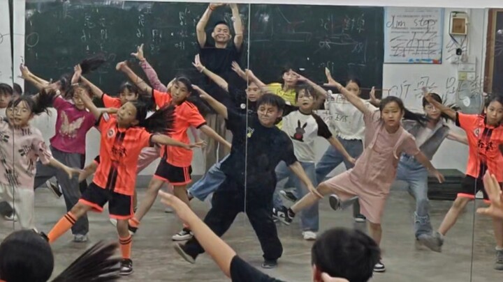 Ready to go! Primary school students learn home dance by themselves