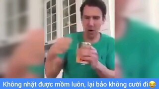 Không nhặt được mồm luôn lại bảo không cười đi