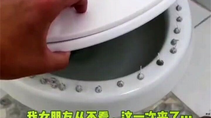 女朋友去厕所，我把马桶上放一排摔炮