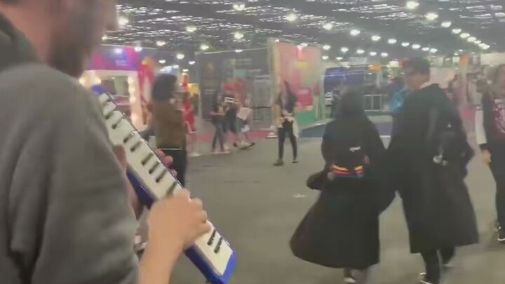 Bagaimana reaksi mereka saat memainkan BGM cosplayer di acara komik?