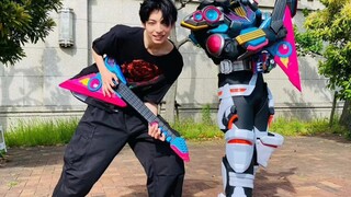 Gấu mèo Kamen Rider chơi đùa với chính mình