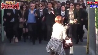 [Japan Variety Show] Getting Chased By 100 People On The Street