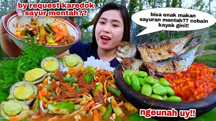 MAKAN LAUK DESA KAREDOK SAYUR MENTAH IKAN GORENG SAMBEL LALAPAN JENGKOL MENTAH CAMPUR PETE KENIKIR