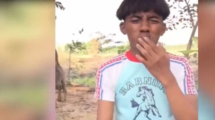 เพื่อนกำลังกินอาหาร และชนเขา