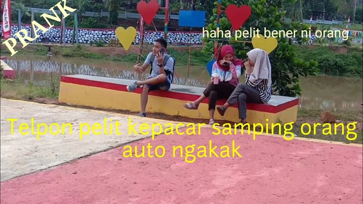 PRANK TELEPON PELIT DISAMPING ORANG, NGAKAK KETAWA TERUS TERUSAN