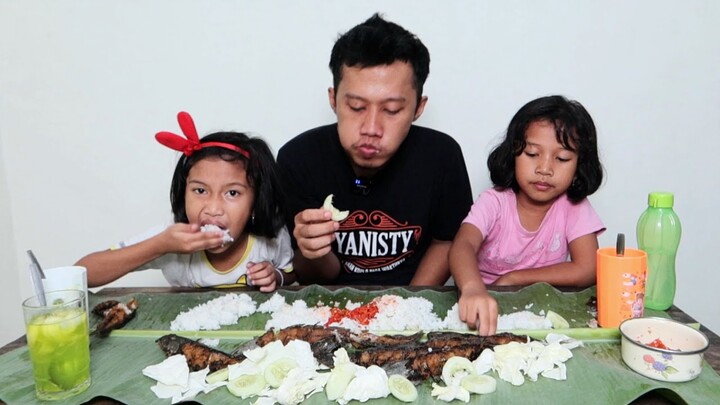Makan besar nasi lele sambal terasi alas daun pisang​ bareng keluarga