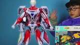 Ultraman Naga Terbang Baja membawakan Ozawa berbagai mainan mobil teknik bus sekolah, dan Ozawa bers