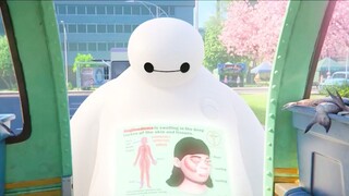 มือของผู้ชายจะใหญ่ขึ้นเมื่อเขาสัมผัสปลา หุ่นยนต์ Baymax ช่วยให้เขาตรวจสอบปัญหาได้